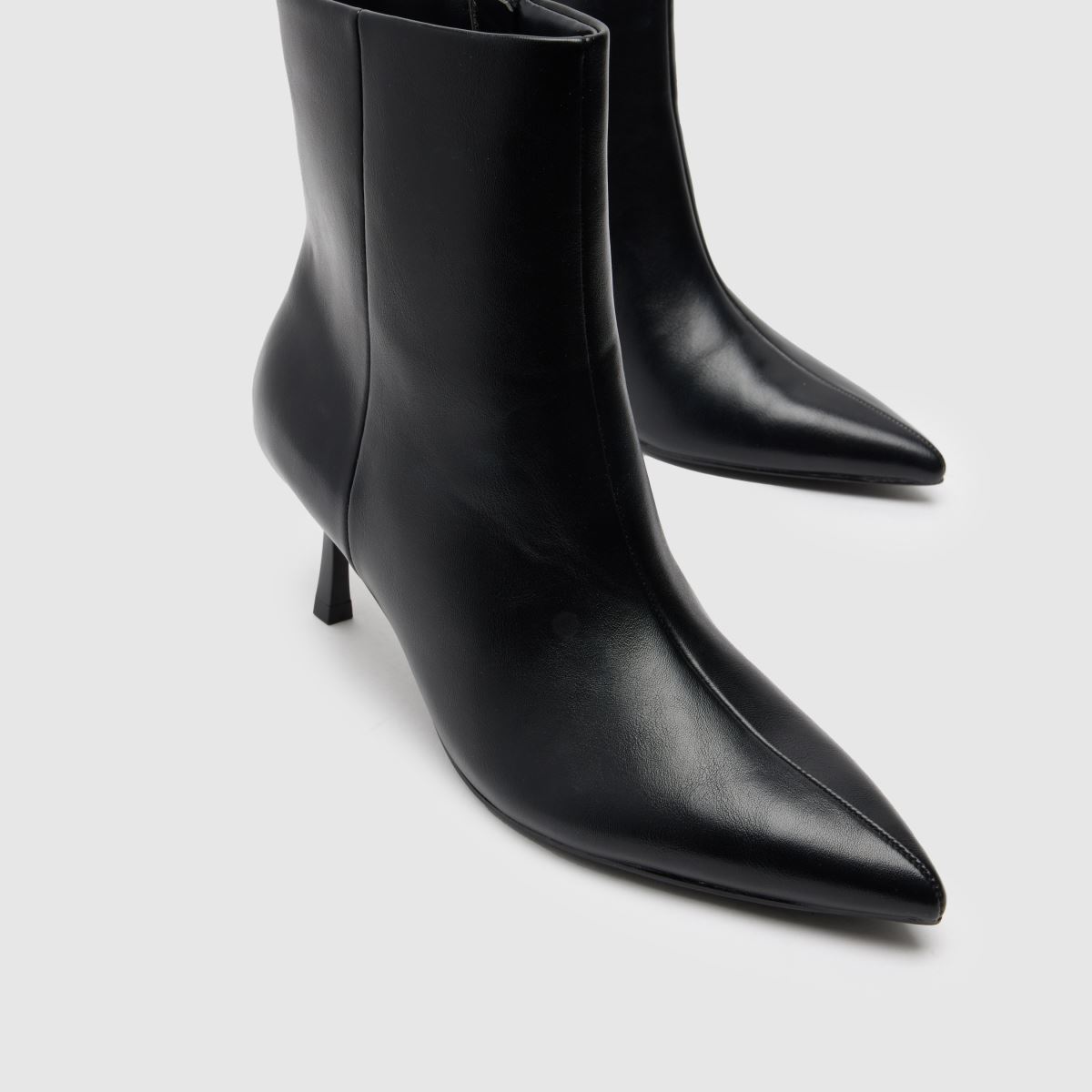 Schuh Brynn – Svarta stövlar med kitten heel
