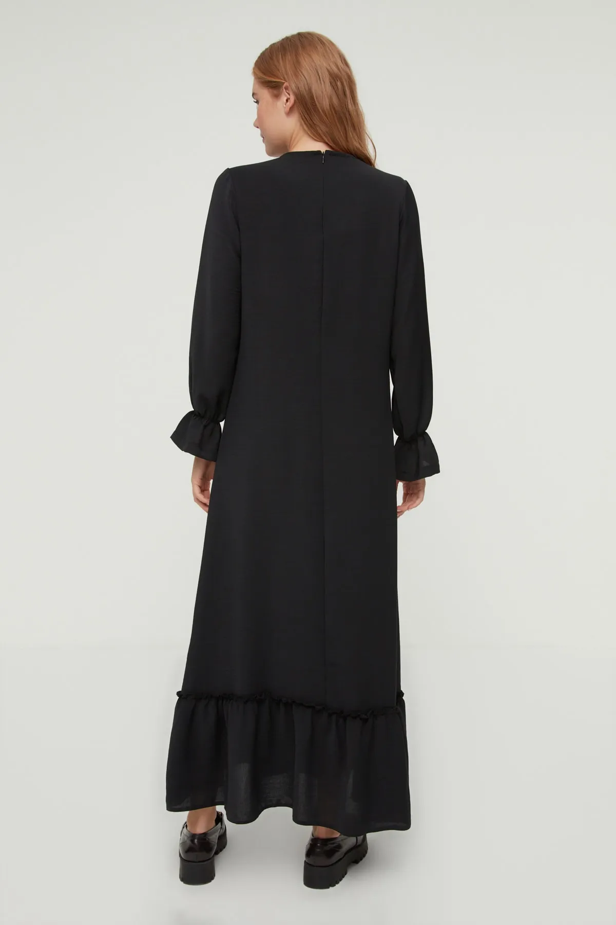 Trendyol Modest  Schwarzes, ärmeldetailliertes Aerobin-Gewebekleid mit Volant TCTSS22EB0011