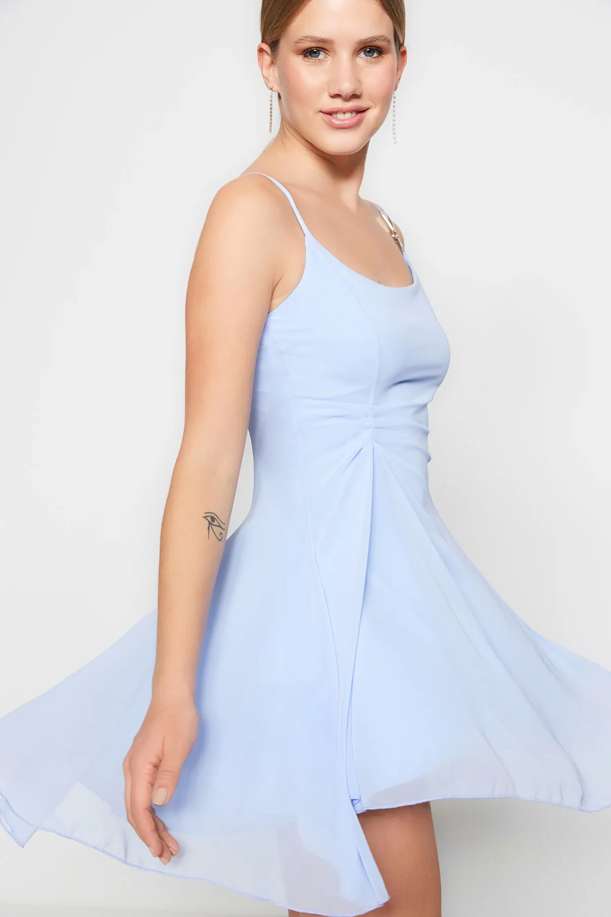 Trendyol Collection  Hellblaues elegantes Abendkleid aus Chiffon mit offener Taille/Skater-Futter TPRSS23EL00033