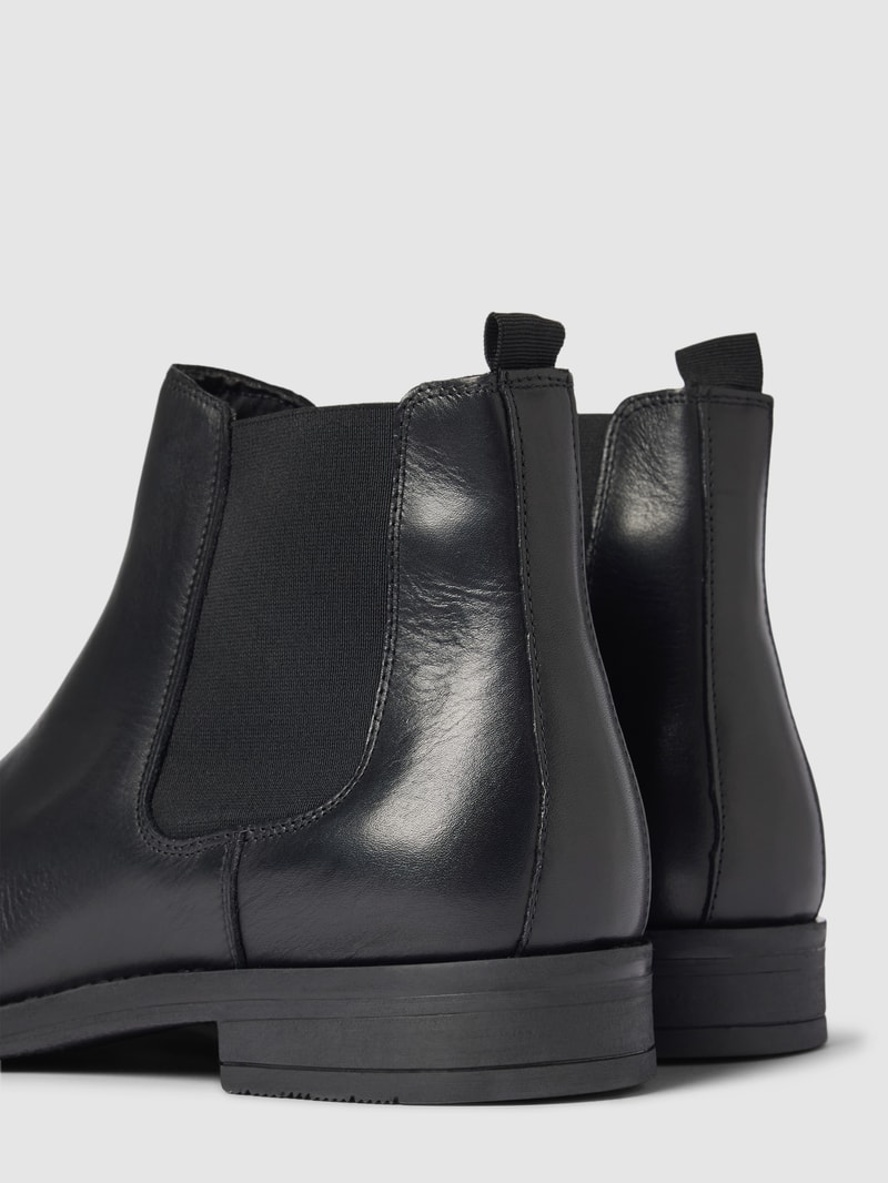 Ankle-Boots mit strukturierter Sohle in schwarz