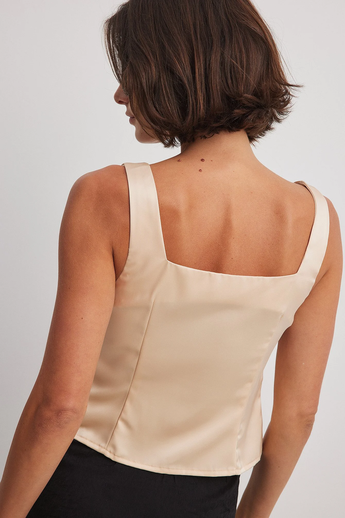Satin-Oberteil mit Knopfdetails