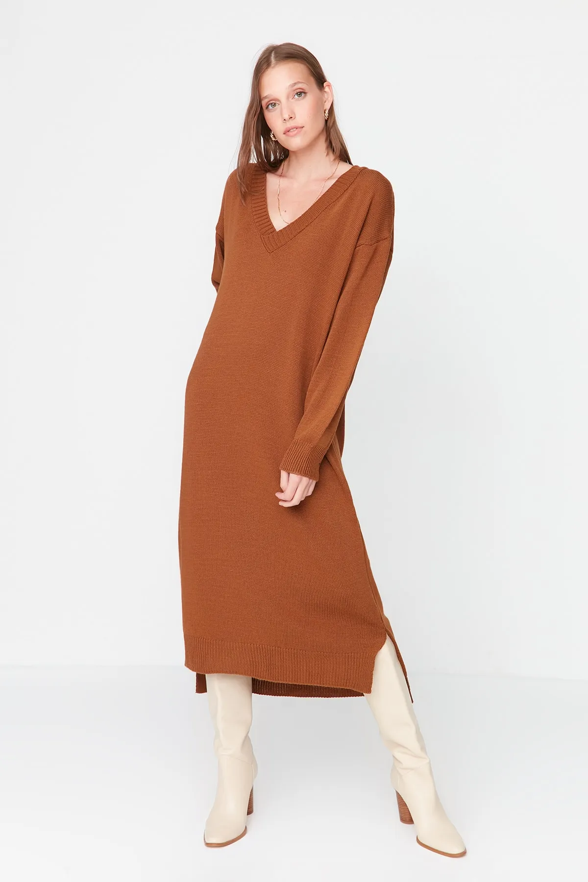 Trendyol Collection  Braunes Maxi-Strickkleid mit V-Ausschnitt TWOAW23EL00642