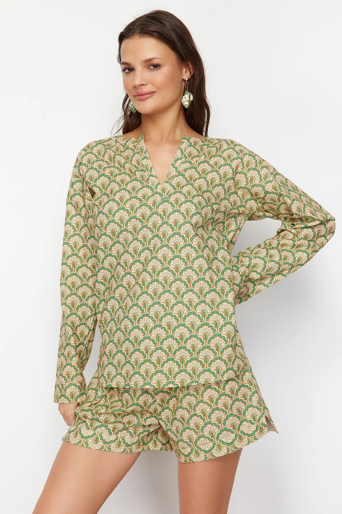Trendyol Collection  Set aus gewebter Bluse und Shorts mit ethnischem Muster TBESS24AU00052