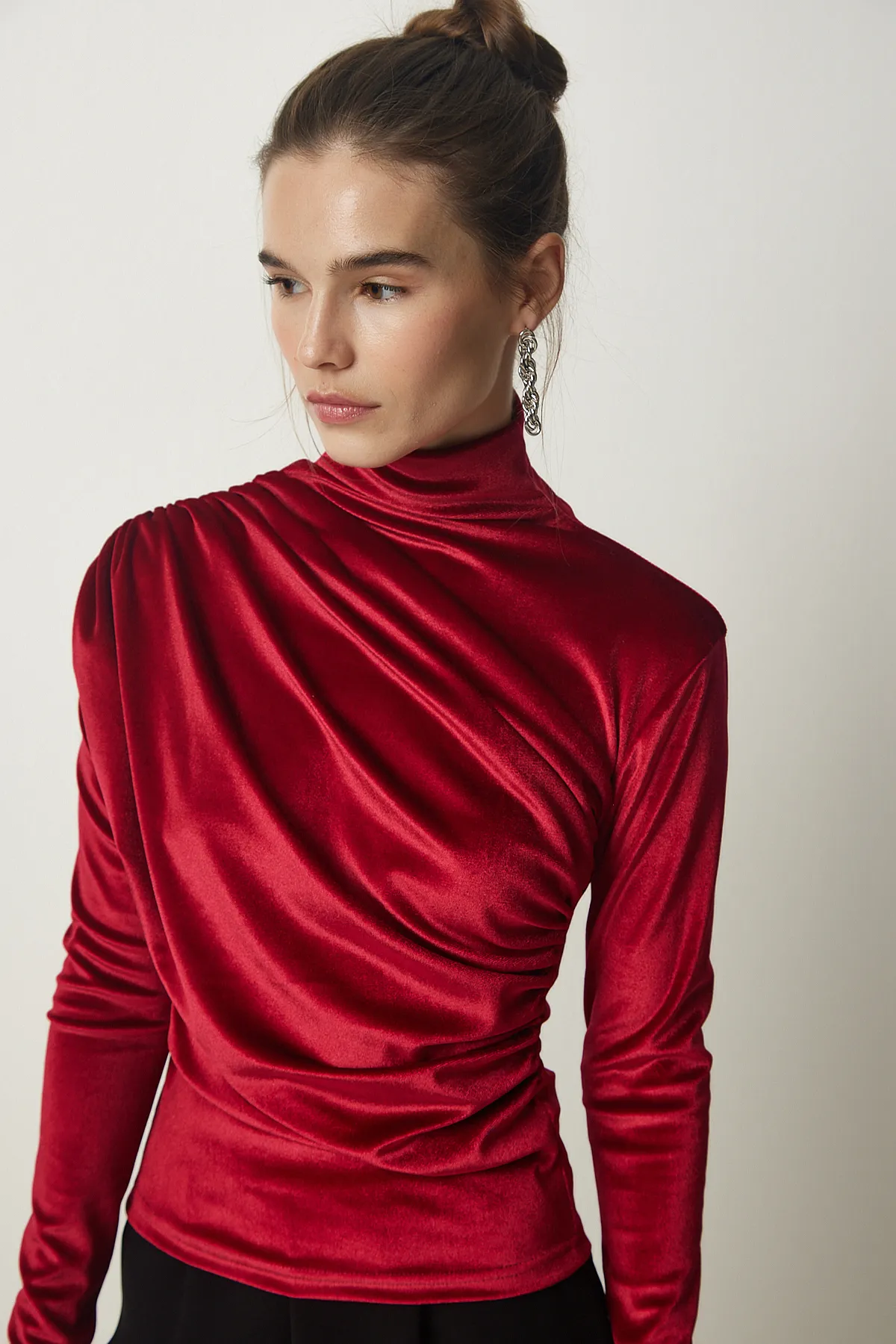 Happiness İstanbul  Stilvolle Damenbluse aus Samt mit gerafftem Kragen in Rot FF00144
