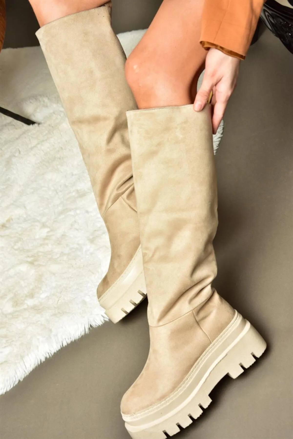 Fox Shoes  Beige Wildleder-Damenstiefel mit dicken Sohlen