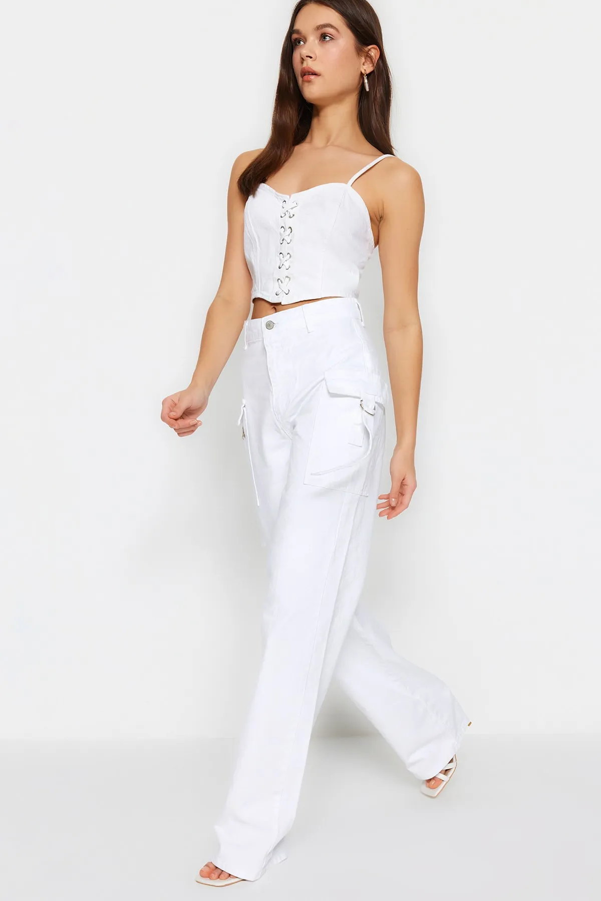 Trendyol Collection  Weiße Jeans mit hoher Taille und weitem Bein TWOSS23JE00262