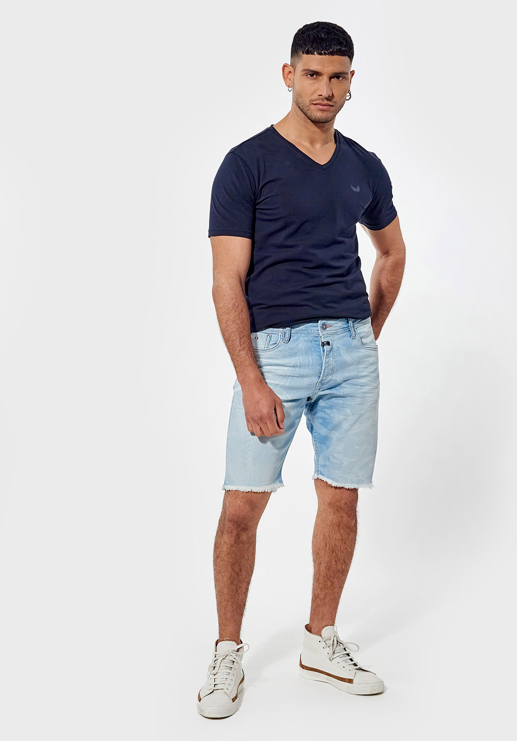 VITO  Bermuda en jean straight bleu délavé effrangé Homme