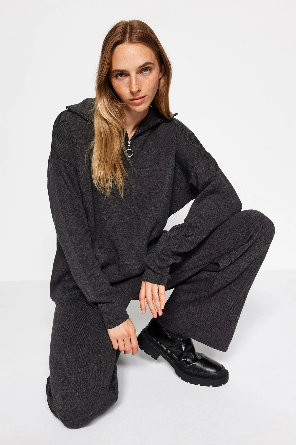 Trendyol Collection  Anthrazitfarbenes Strickoberteil und -unterteil in weiter Passform TWOAW24AU00026