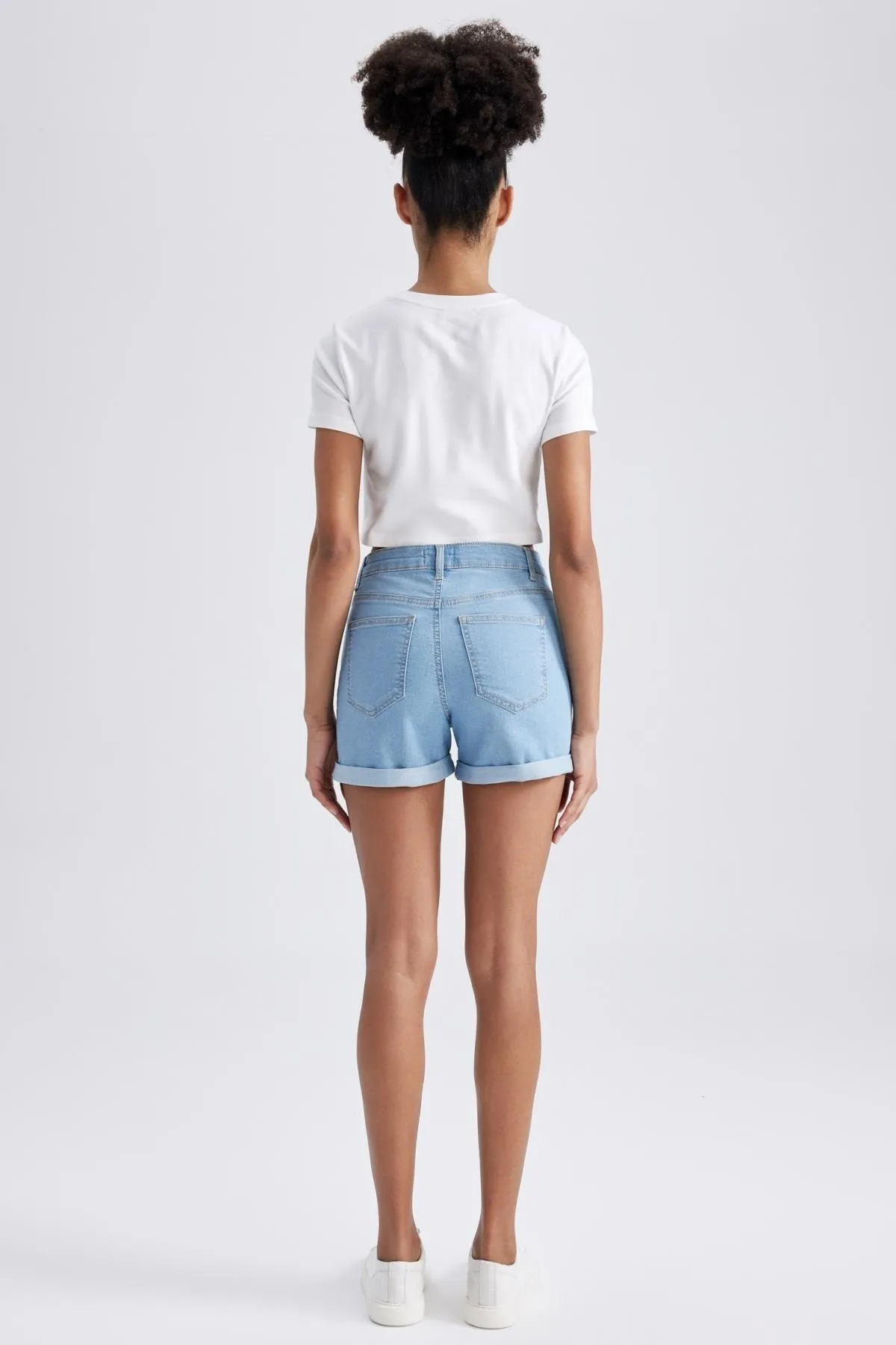 DeFacto  Jeans-Shorts mit normaler Taille und umgeschlagenem Bein A1959ax23sm