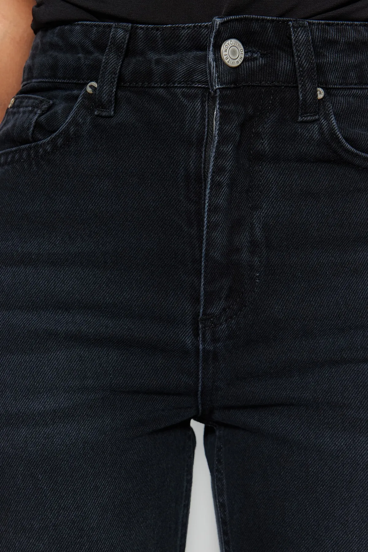 Trendyol Collection  Schwarze Mom-Jeans mit hoher Taille TWOSS23JE00085