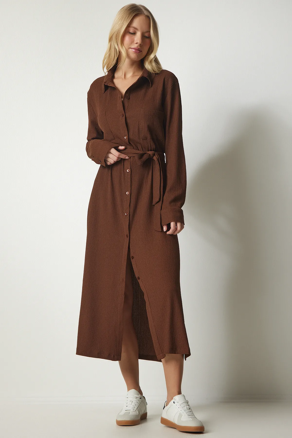 Happiness İstanbul  Braunes langes Hemdkleid mit Gürtel für Damen UB00187