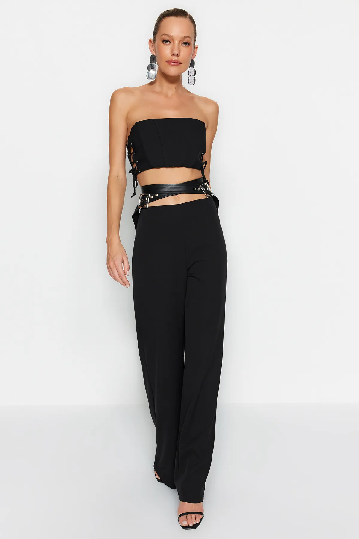 Trendyol Collection  Schwarze Hose mit weitem Bein aus Kunstleder und Gürteldetail TPRAW24PL00006