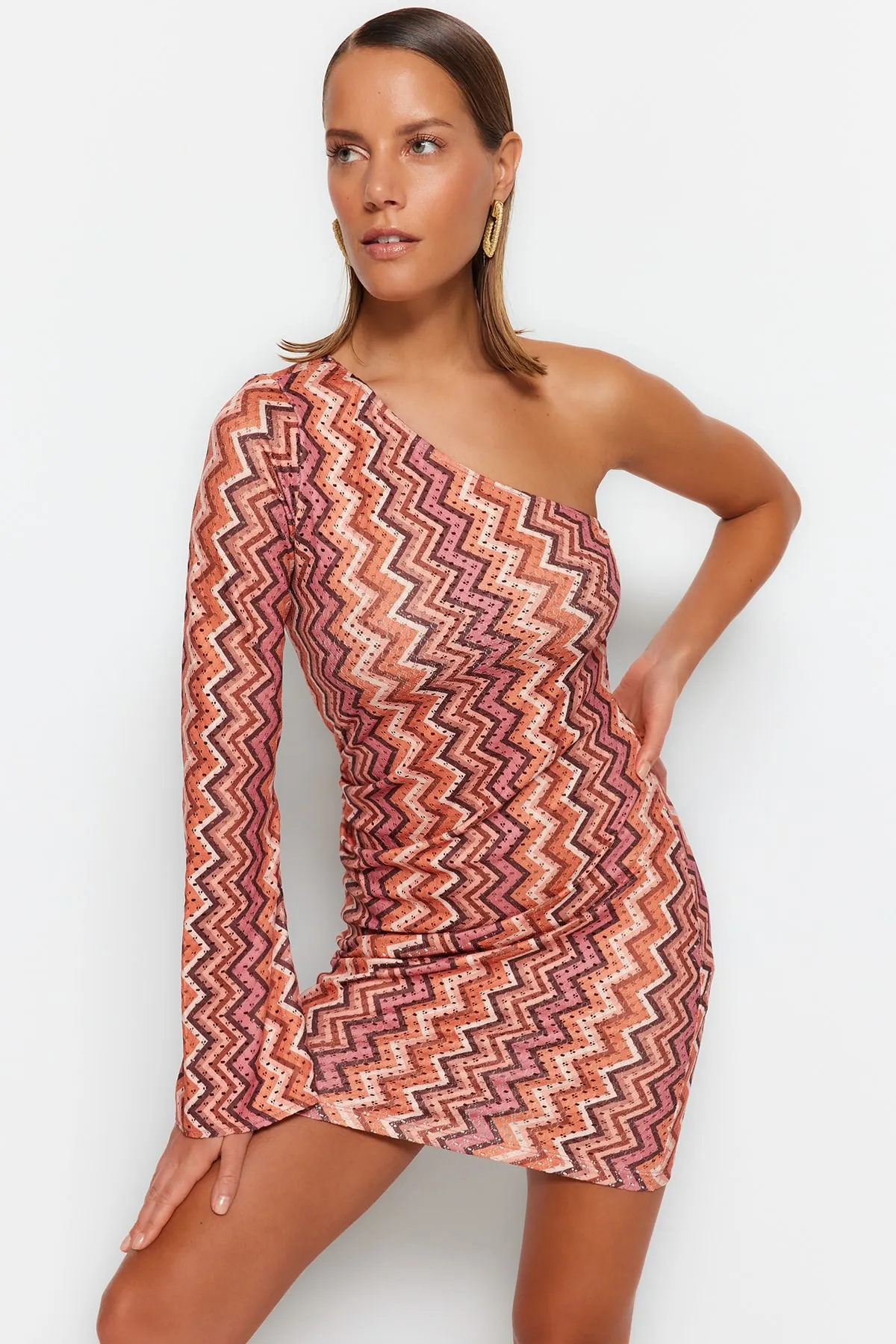 Trendyol Collection  Geometrisch gemustertes, tailliertes, gestricktes Mini-Strandkleid mit einer Schulter TBESS23EL00206