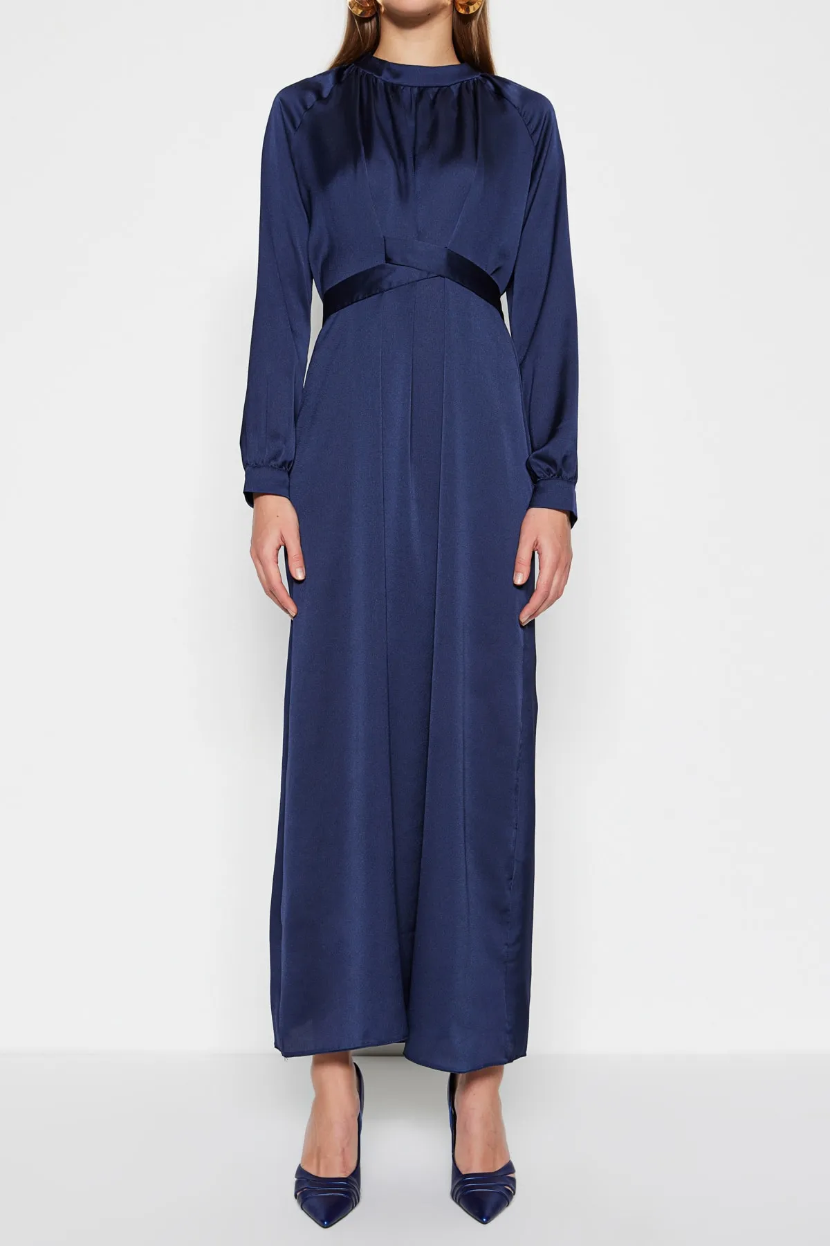 Trendyol Modest  Marineblaues Abendkleid aus Satin mit Gürtel in der Taille TCTSS23DB00038