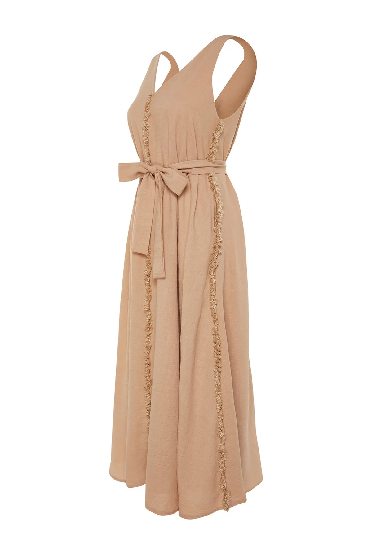 Trendyol Modest  X Kevser Sarıoglu Beiges gewebtes Gilet-Kleid mit Gürtel und Quastendetail TCLSS23EB00000