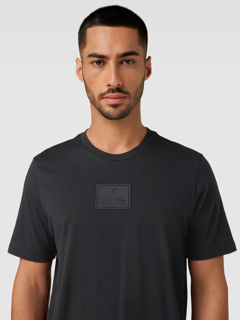 T-Shirt mit Label-Patch in schwarz