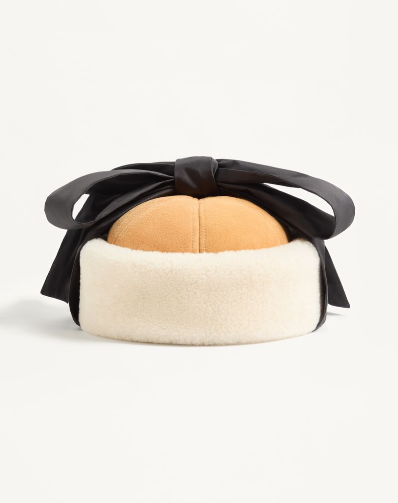 Gorro de pele de carneiro com a assinatura Vlogo