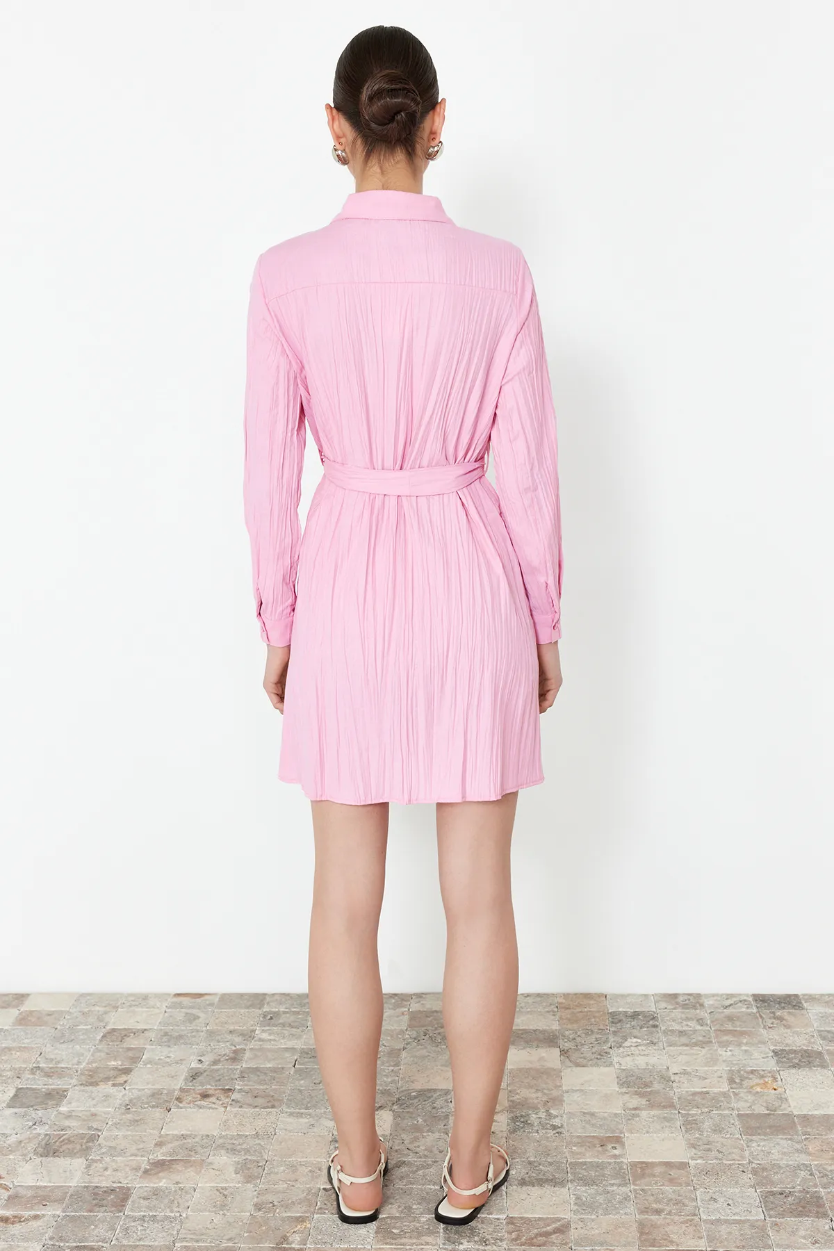 Trendyol Collection  Rosa Minikleid aus strukturiertem Hemdgewebe mit Gürtel TWOSS24EL00316