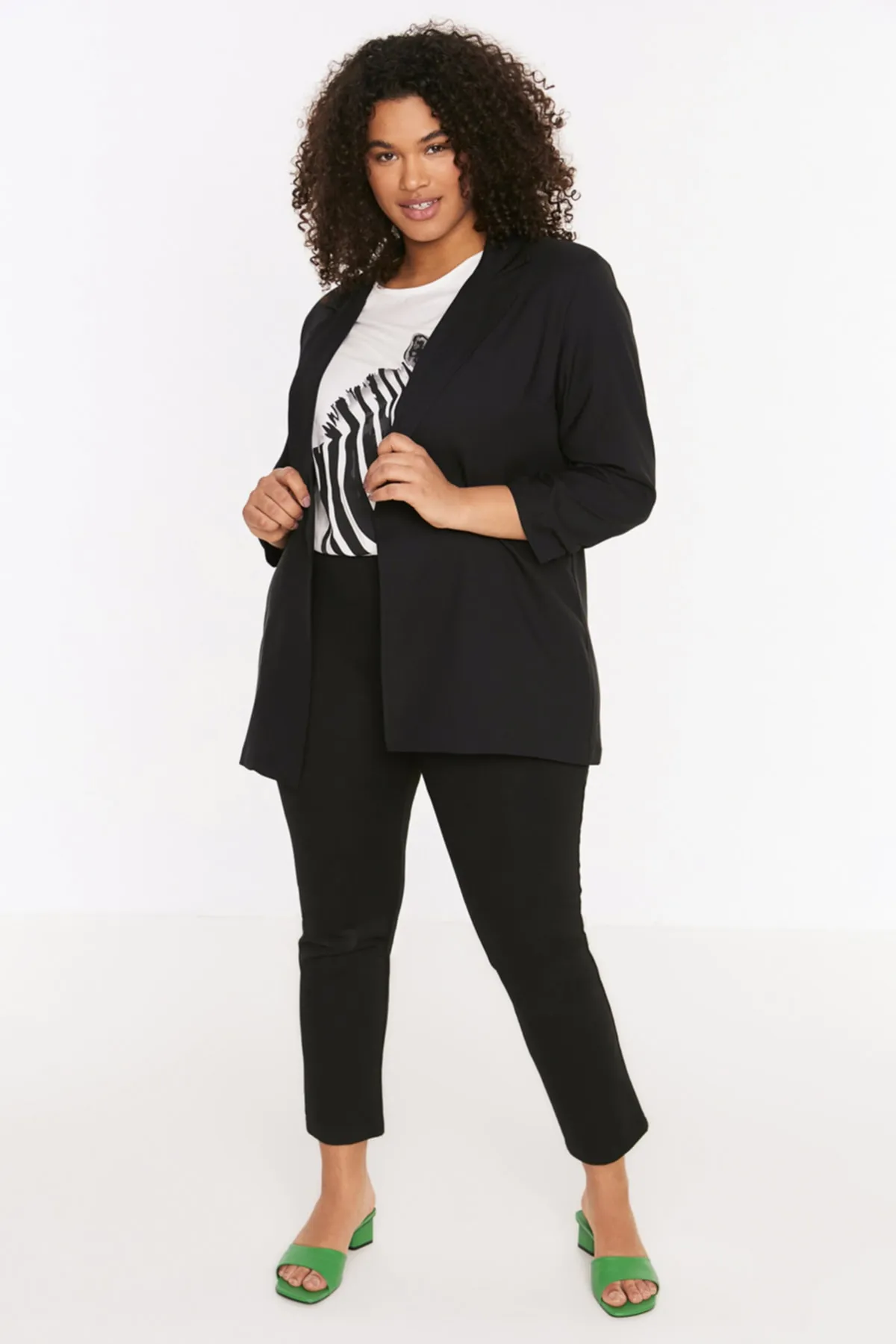 Trendyol Curve  Schwarze Jacke mit Kragendetail