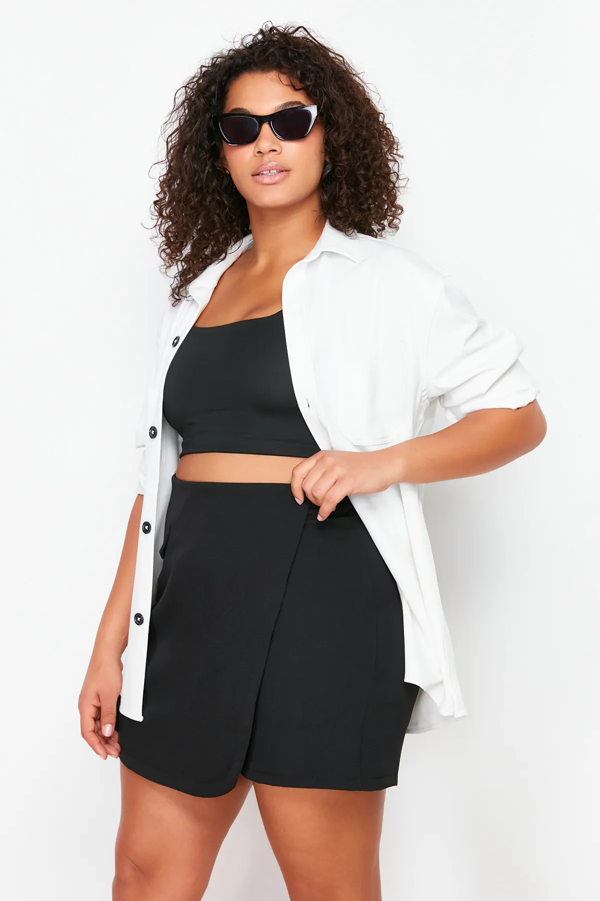 Trendyol Curve  Schwarzer gewebter Shortsrock mit Taschendetail TBBSS24AP00004