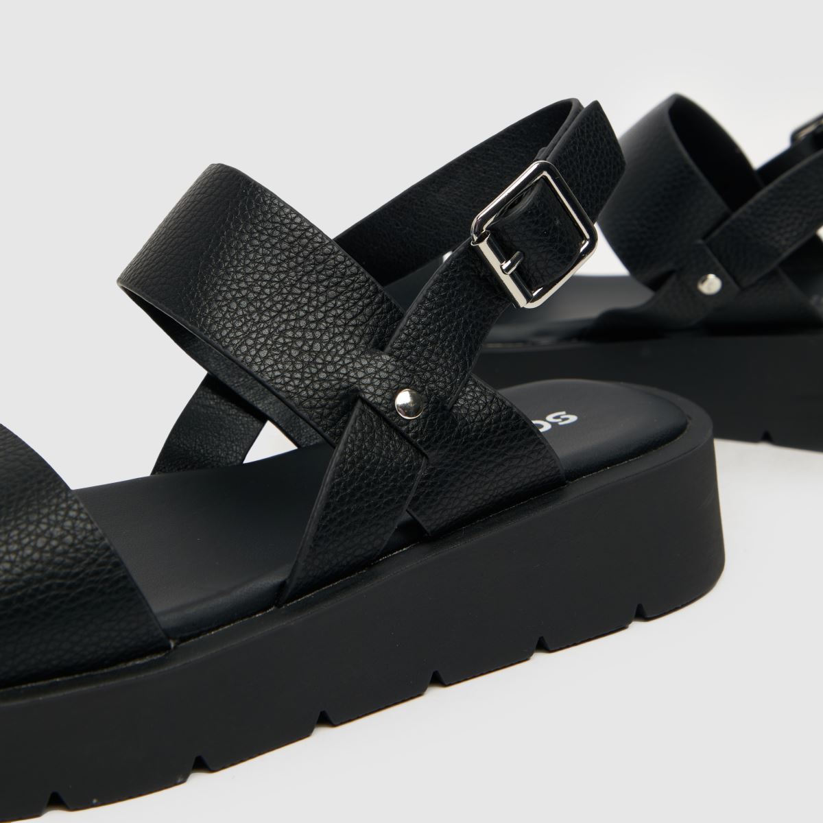 Schuh Tayla vastag szandálok fekete színben