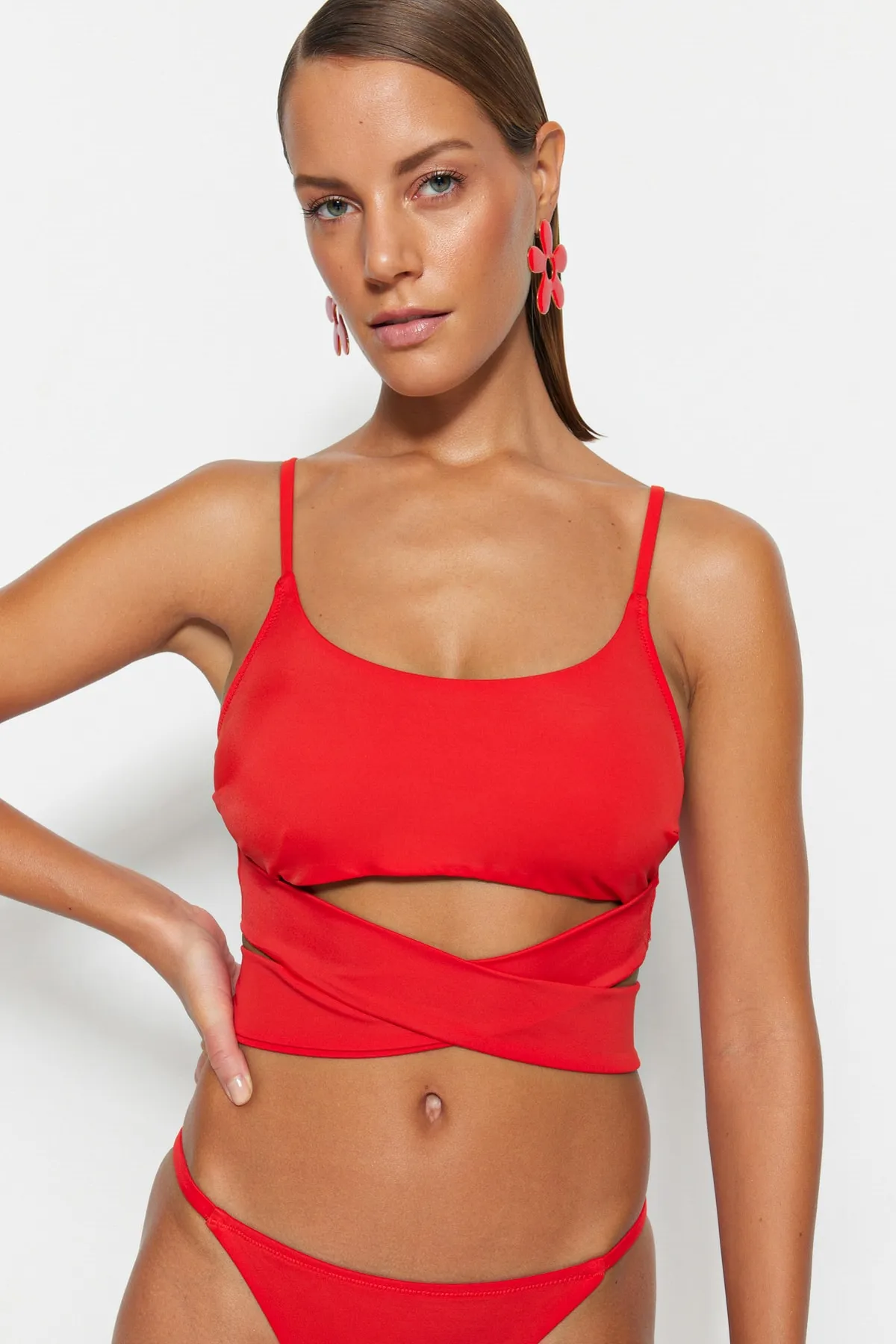 Trendyol Collection  Rotes Bralette-Bikinioberteil zum Binden TBESS22BU0279