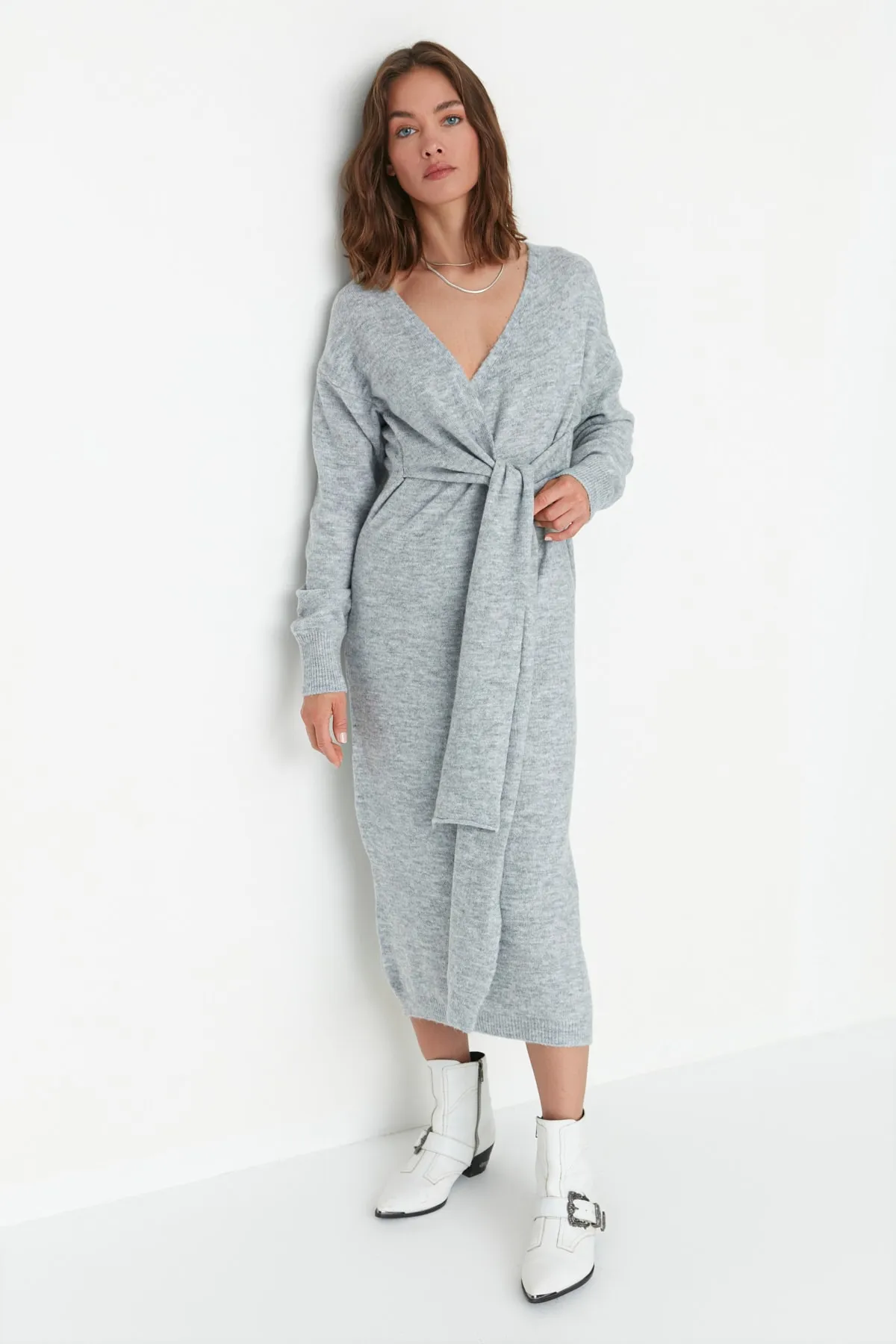 Trendyol Collection  Graues Maxi-Strickkleid mit zweireihigem Kragen und Bindeband TWOAW21EL0260