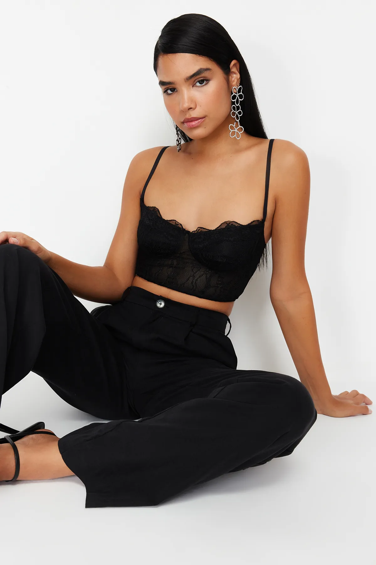 Trendyol Collection  Schwarzes, bauchfreies Strickkorsett mit detailliertem Bustier