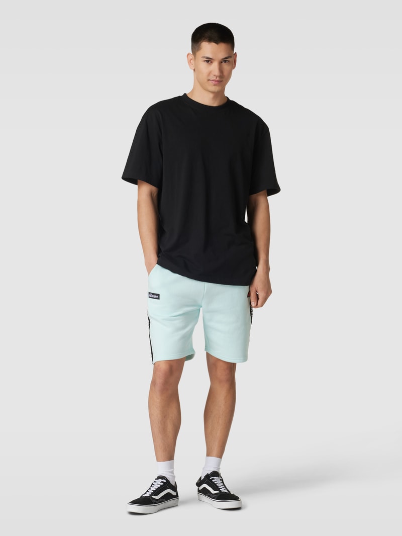 Sweatshorts mit Kontraststreifen und Label-Detail Modell 'LATION' in hellblau
