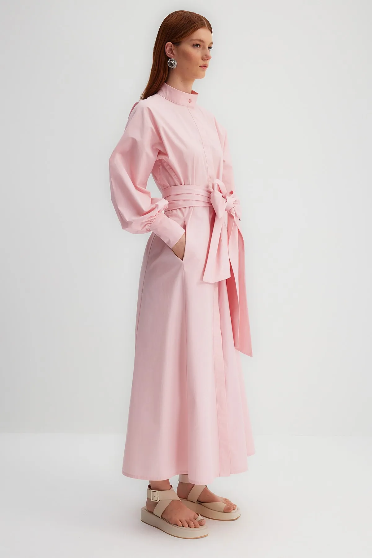 Trendyol Modest  X Kevser Sarıoglu Rosa Kleid aus 100 % gewebtem Baumwollpopeline mit breitem Gürtel TCLSS23DB00009