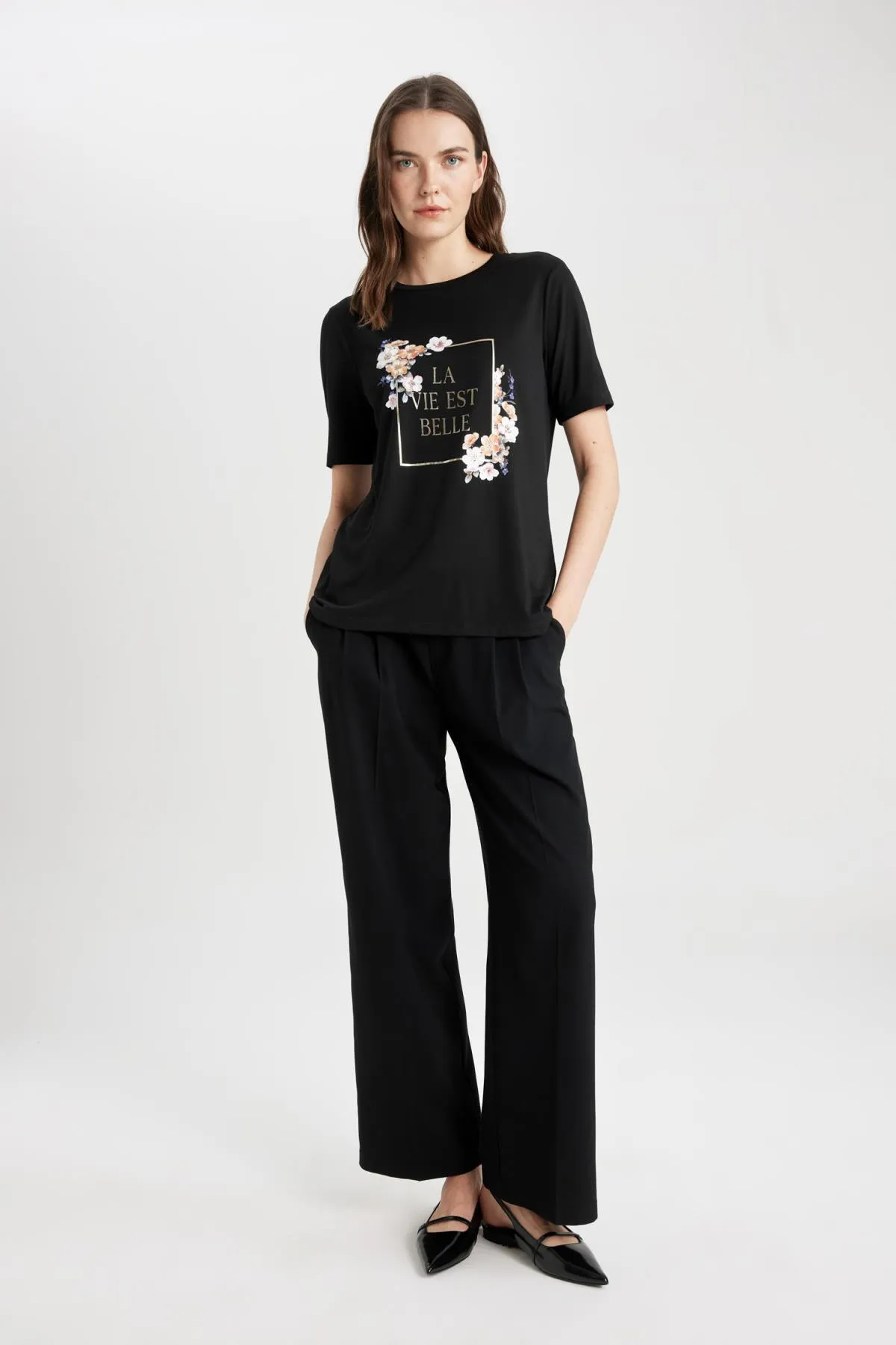 DeFacto  Normal geschnittenes, kurzärmliges T-Shirt mit Rundhalsausschnitt und Blumenmuster C2107ax24sp