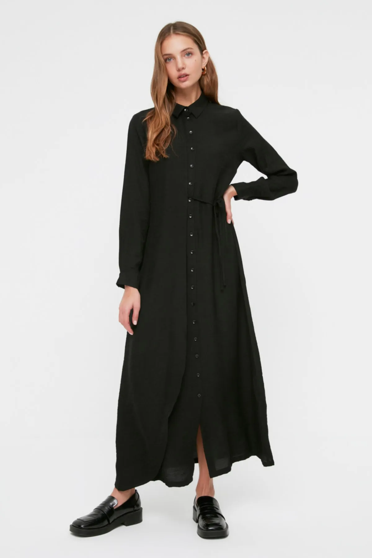 Trendyol Modest  Schwarzes, seitlich gebundenes, gewebtes Hemdkleid in Leinenoptik TCTSS22EB0025