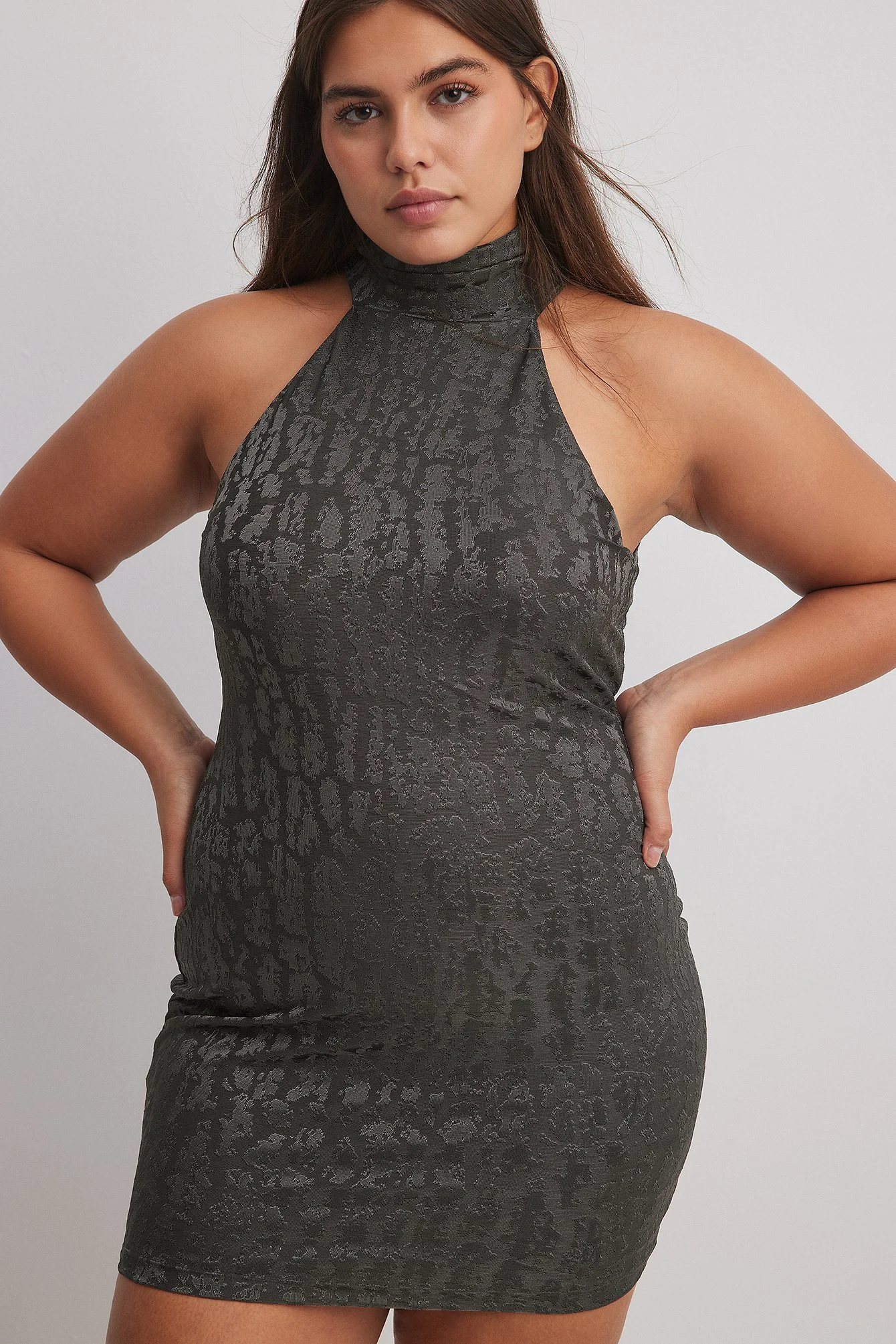 Minikleid mit Trichterausschnitt