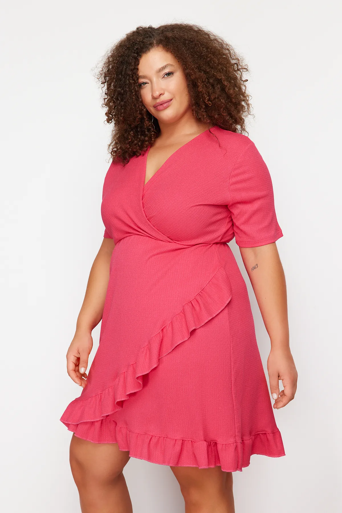 Trendyol Curve  Rosafarbenes, zweireihiges, gerüschtes Strickkleid. Zweireihiges, gerüschtes Mini-Strickkleid mit Volants. TBSSS24AH00037