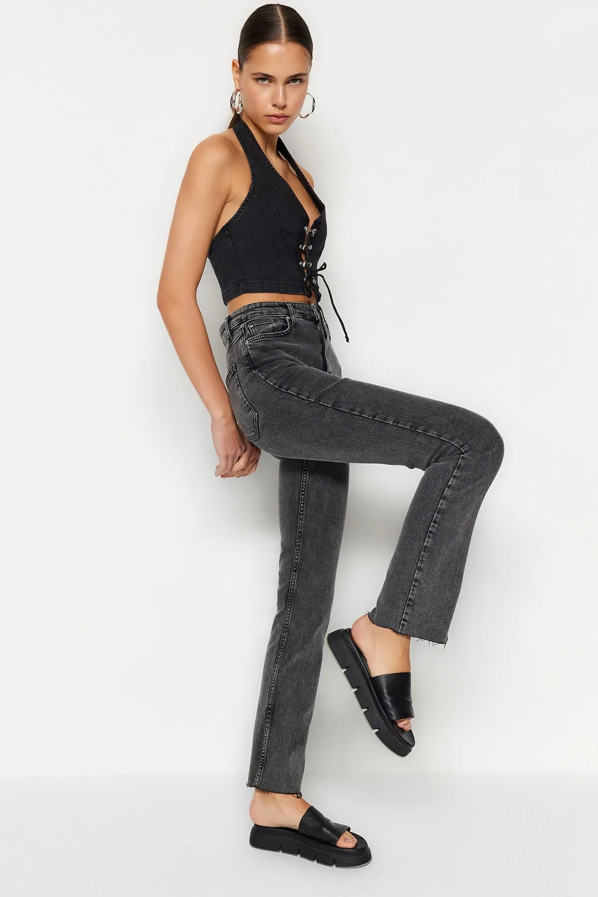 Trendyol Collection  Anthrazitfarbene High Waist Slim Flare Jeans mit Schlitz TWOAW22JE0382