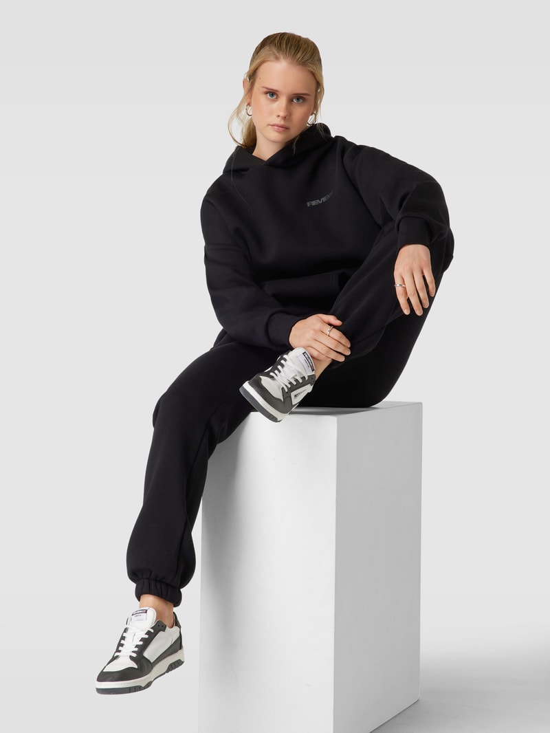 Hoodie mit Label-Print in schwarz