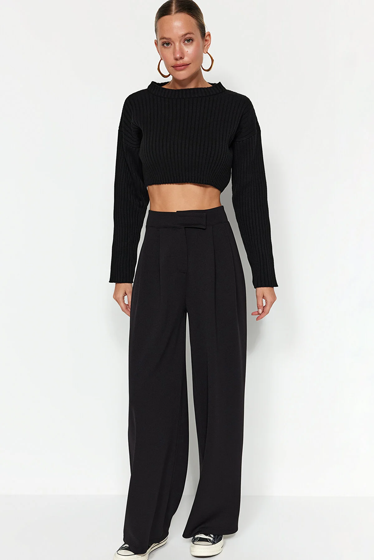 Trendyol Collection  Schwarze Strickhose mit hohem Bund, weitem Bein und Klettverschluss, plissiert, weit geschnitten, TWOAW24PL00177