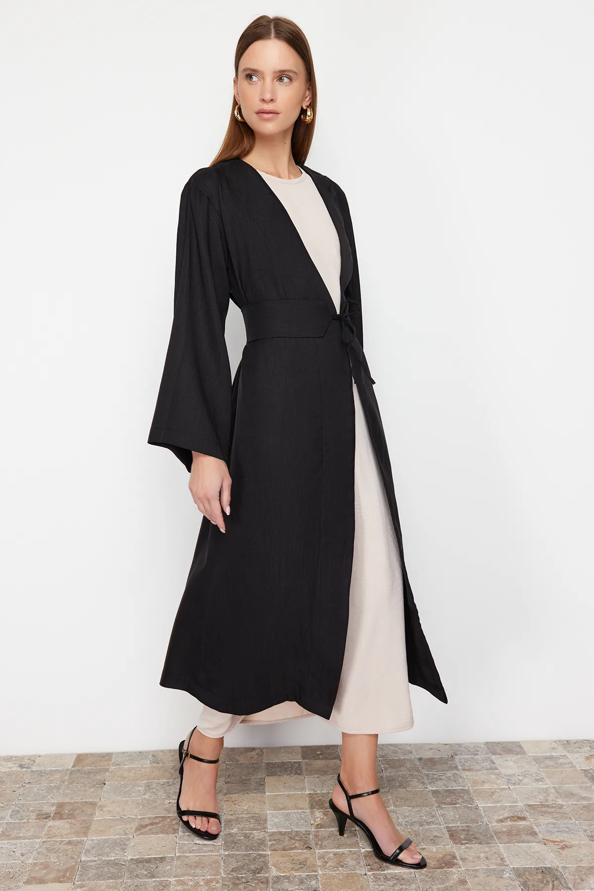 Trendyol Modest  Schwarzer gewebter Kimono und Kaftan in Leinenoptik mit Bindedetail an der Taille TCTSS24KK00001