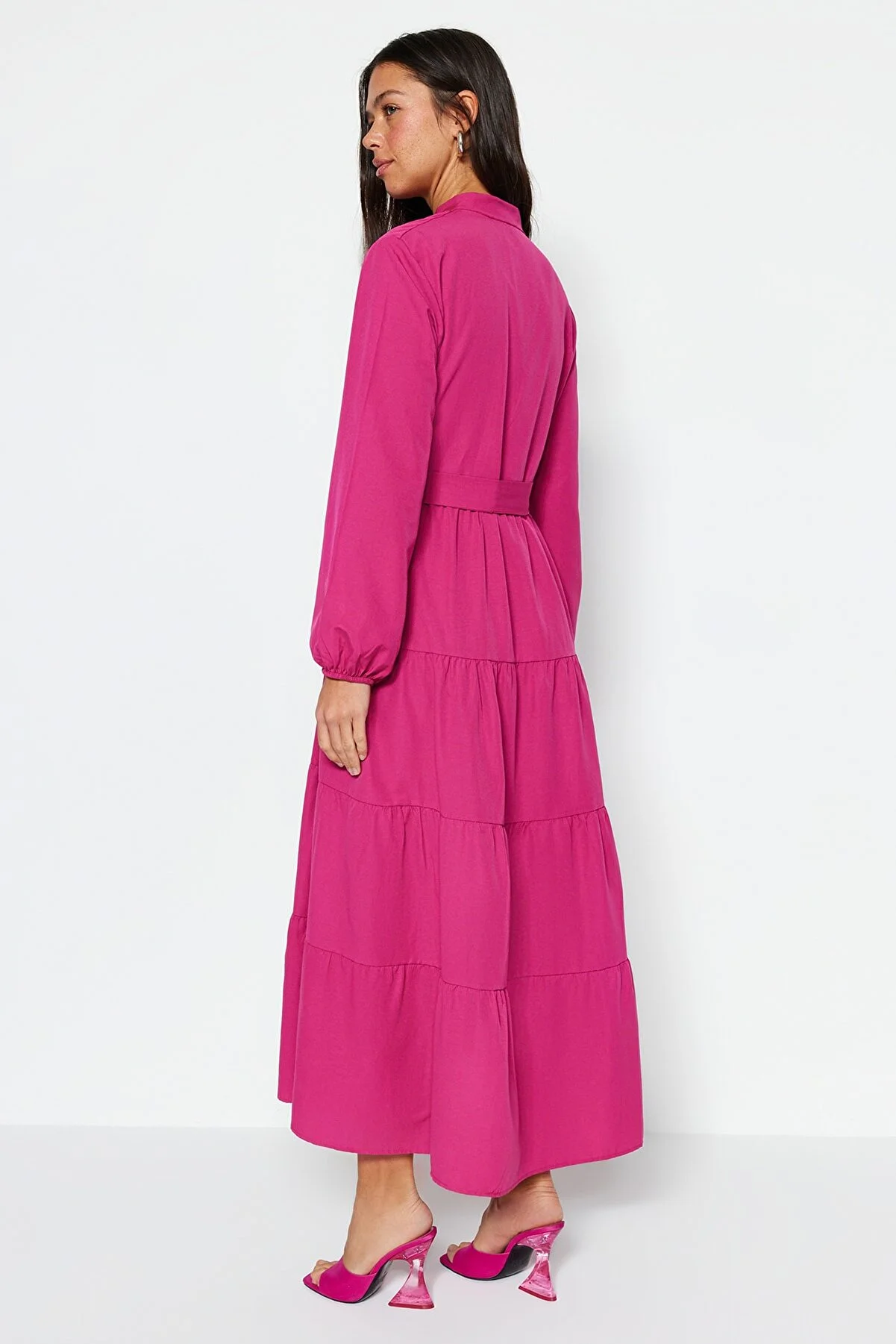 Trendyol Modest  Dunkelrosa gewebtes Kleid mit Gürtel, Chief-Kragen und Knopfdetail TCTSS21EL3343