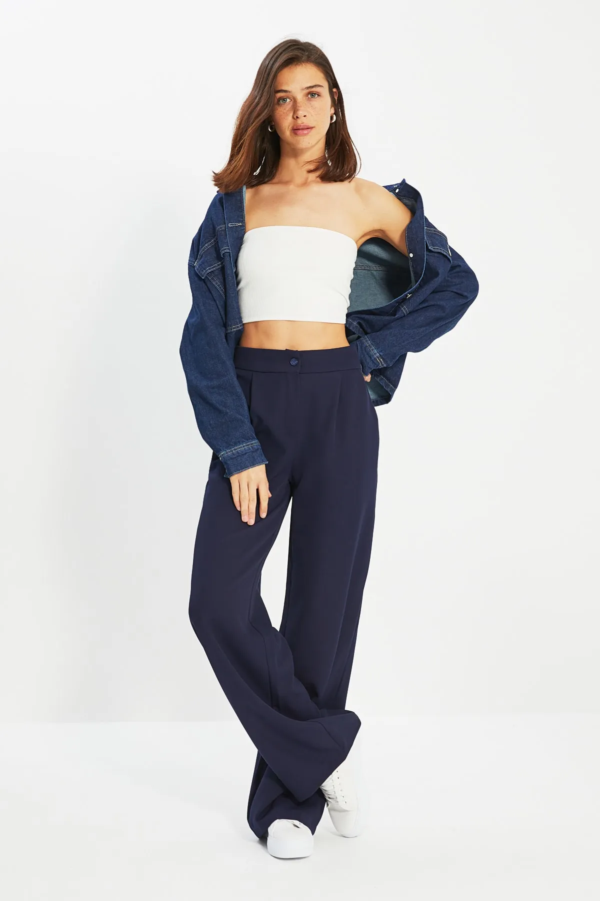 Trendyol Collection  Marineblaue Hose mit weitem Bein TWOAW22PL0139