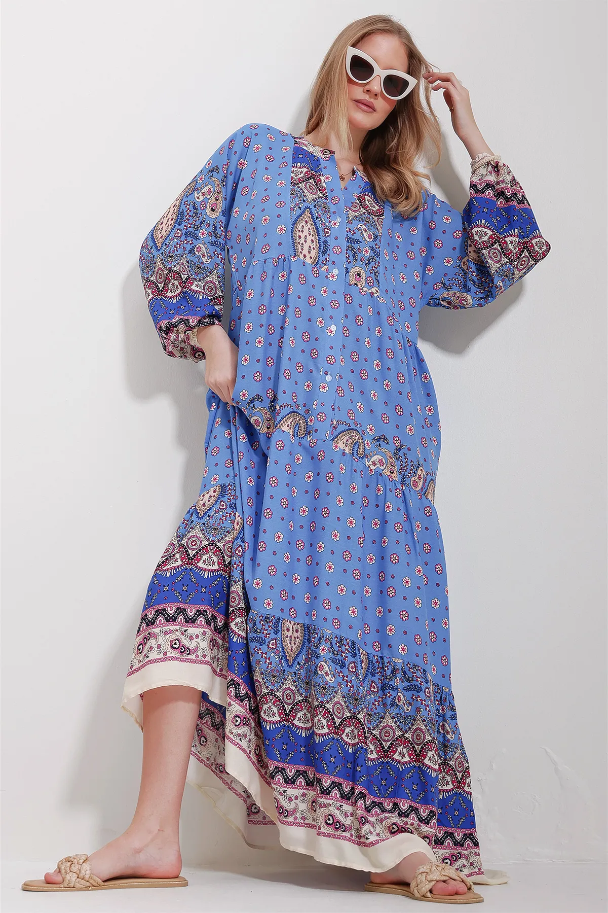 Trend Alaçatı Stili  Blaues Maxikleid mit Schalkragen und Muster für Damen ALC-X11593