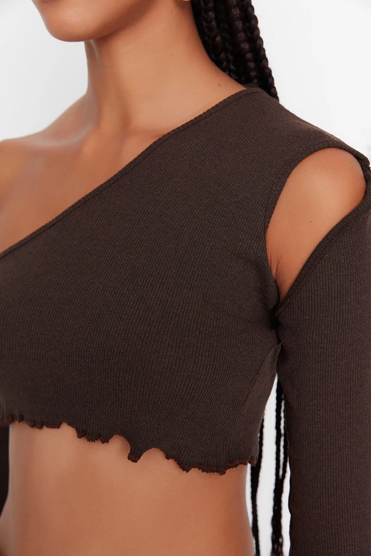 Trendyol Collection  Braunes asymmetrisches Set aus Oberteil und Unterteil aus Strick mit Kordelzug TWOAW23AU00058