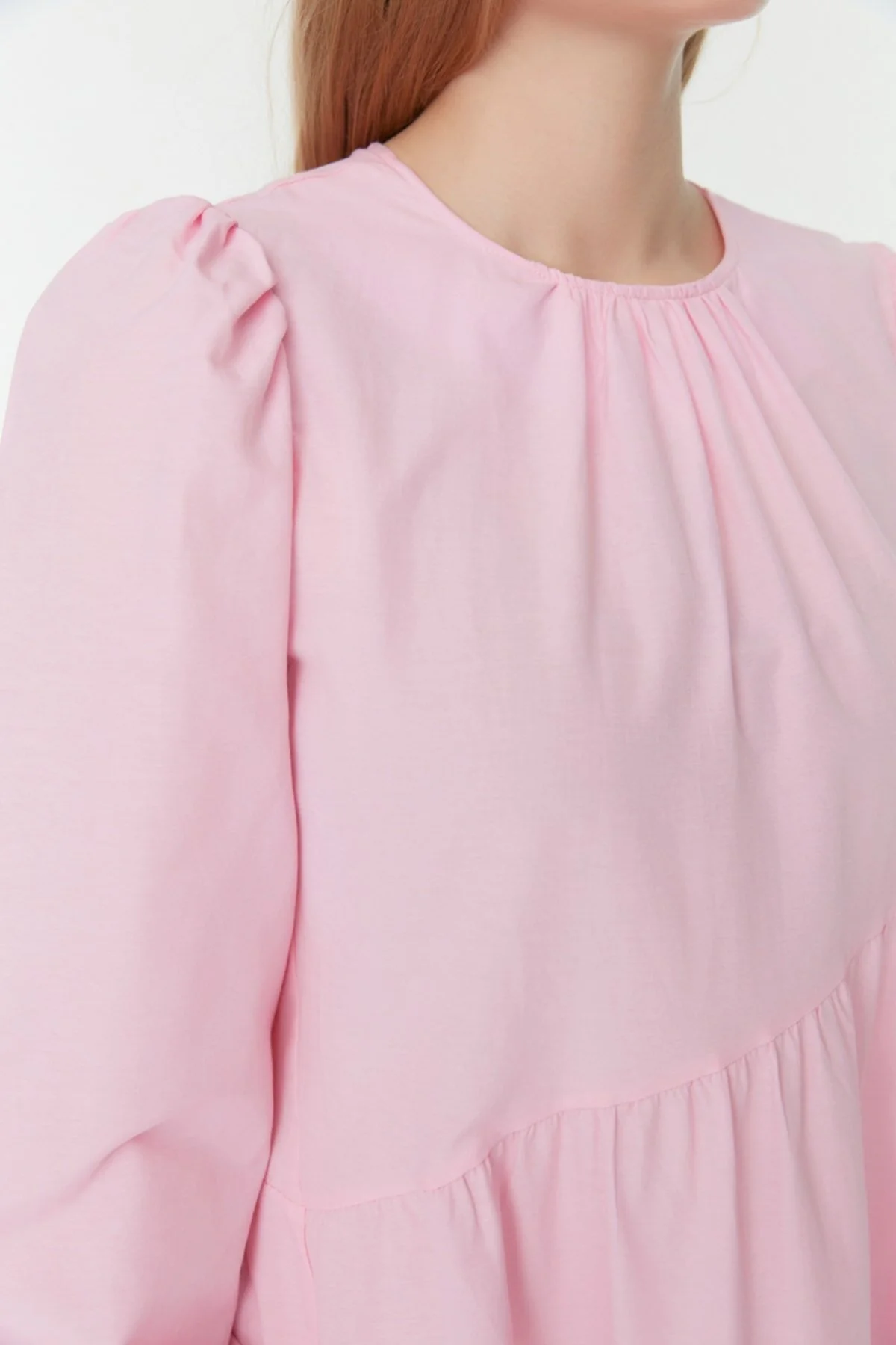 Trendyol Modest  Puderfarbenes, gewebtes Kleid aus Baumwolle mit Raffung und weiter Passform TCTSS21EL3470