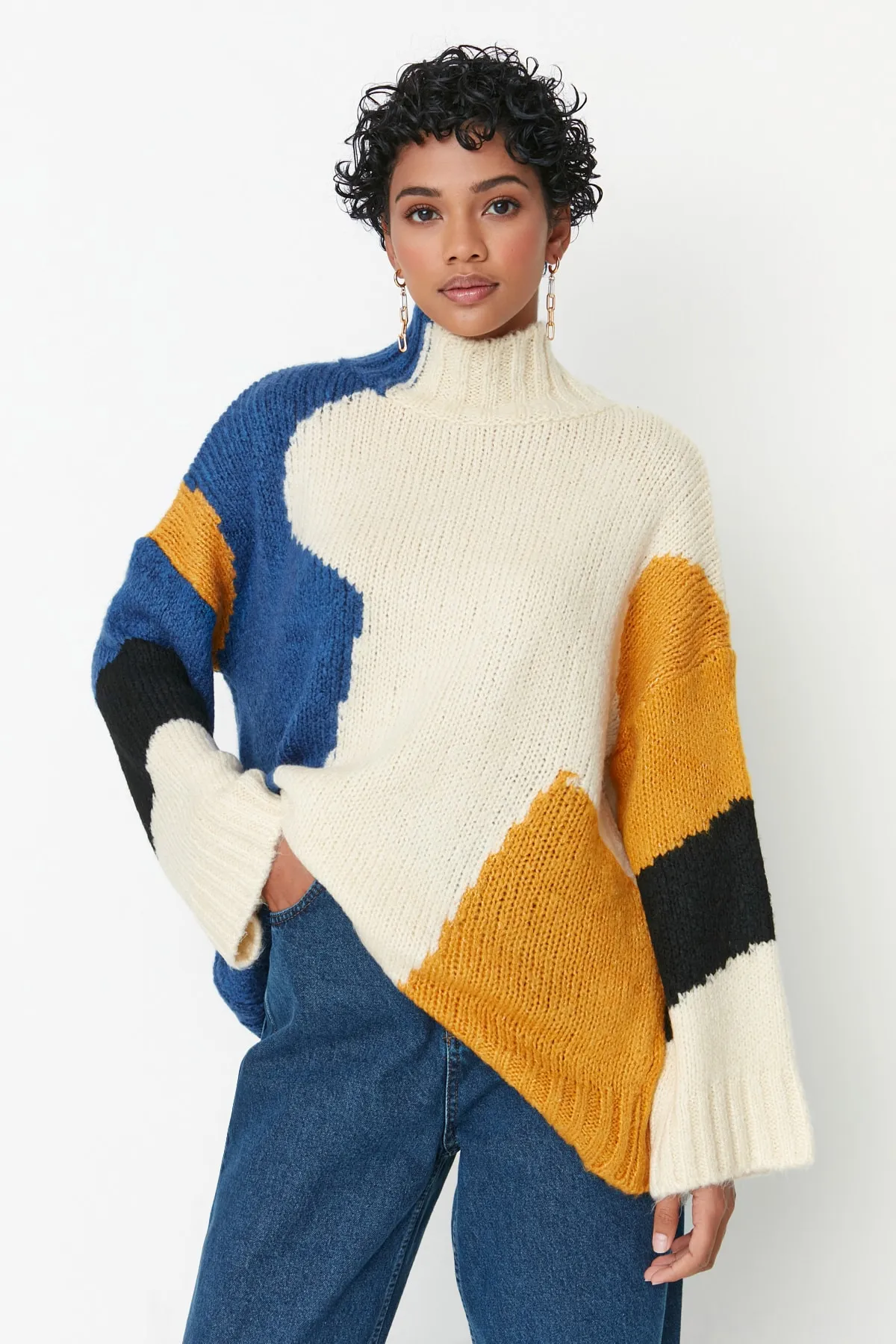 Trendyol Collection  Mehrfarbiger Strickpullover mit weicher Textur und Farbblockdesign TWOAW20XS0047