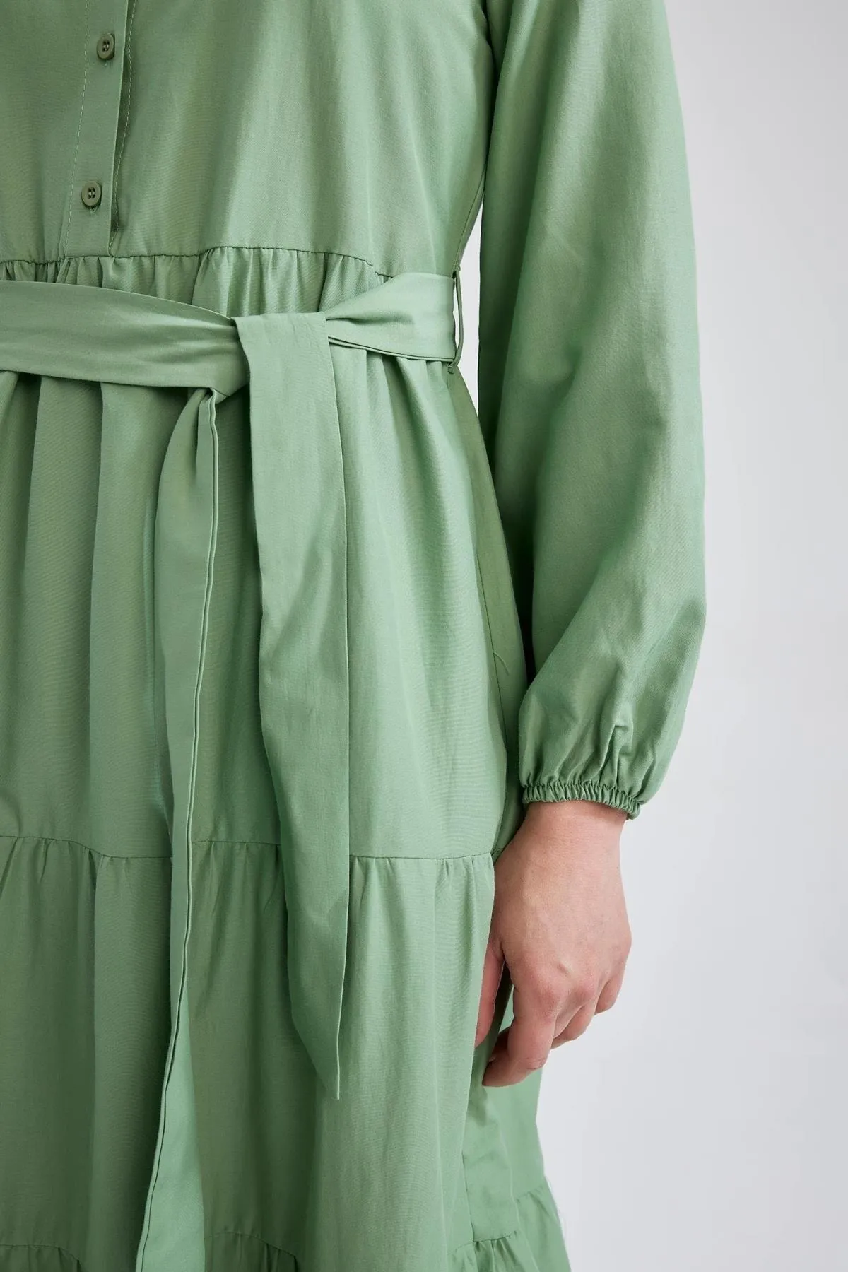 DeFacto  Basic-Maxikleid aus Popeline mit langen Ärmeln und Gürtel und Rundhalsausschnitt