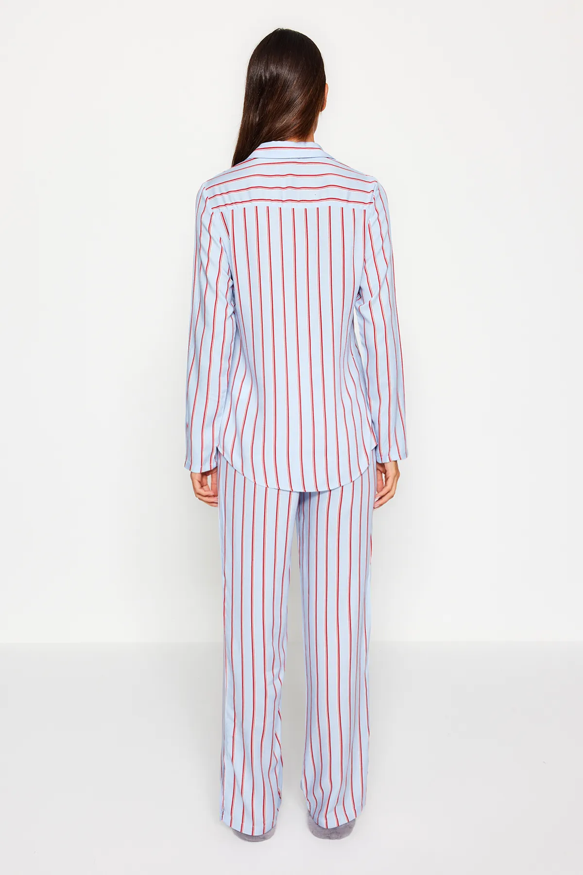 Trendyol Collection  Blau gestreiftes Pyjama-Set aus Viskose-Hemd und -Hose mit Schlitzdetail THMAW23PT00158