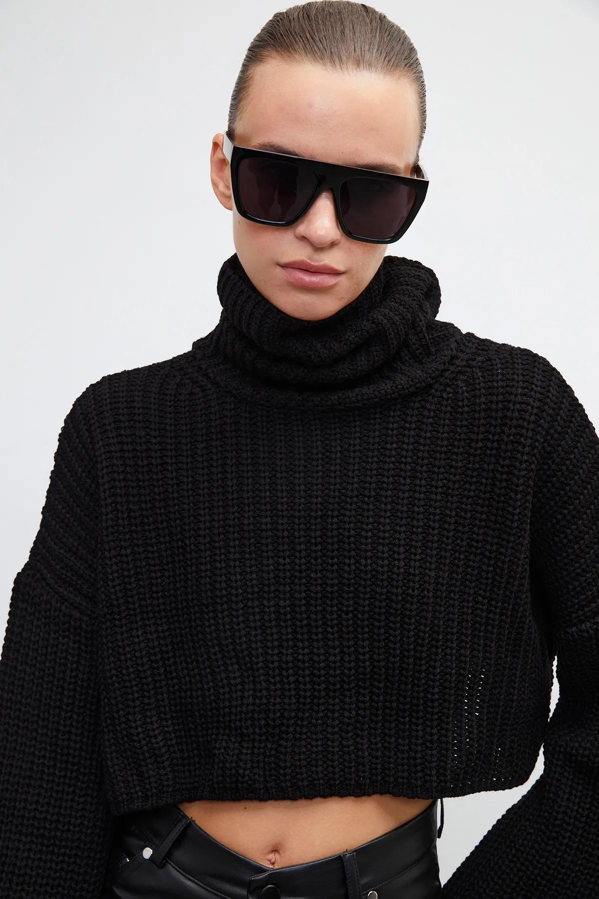 VATKALI  Rollkragenpullover in Schwarz