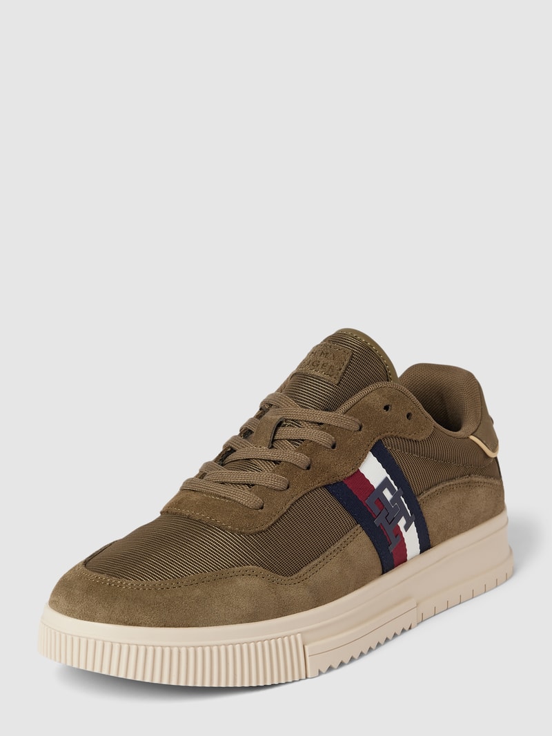 Sneaker mit Label-Stitching in olivgrün