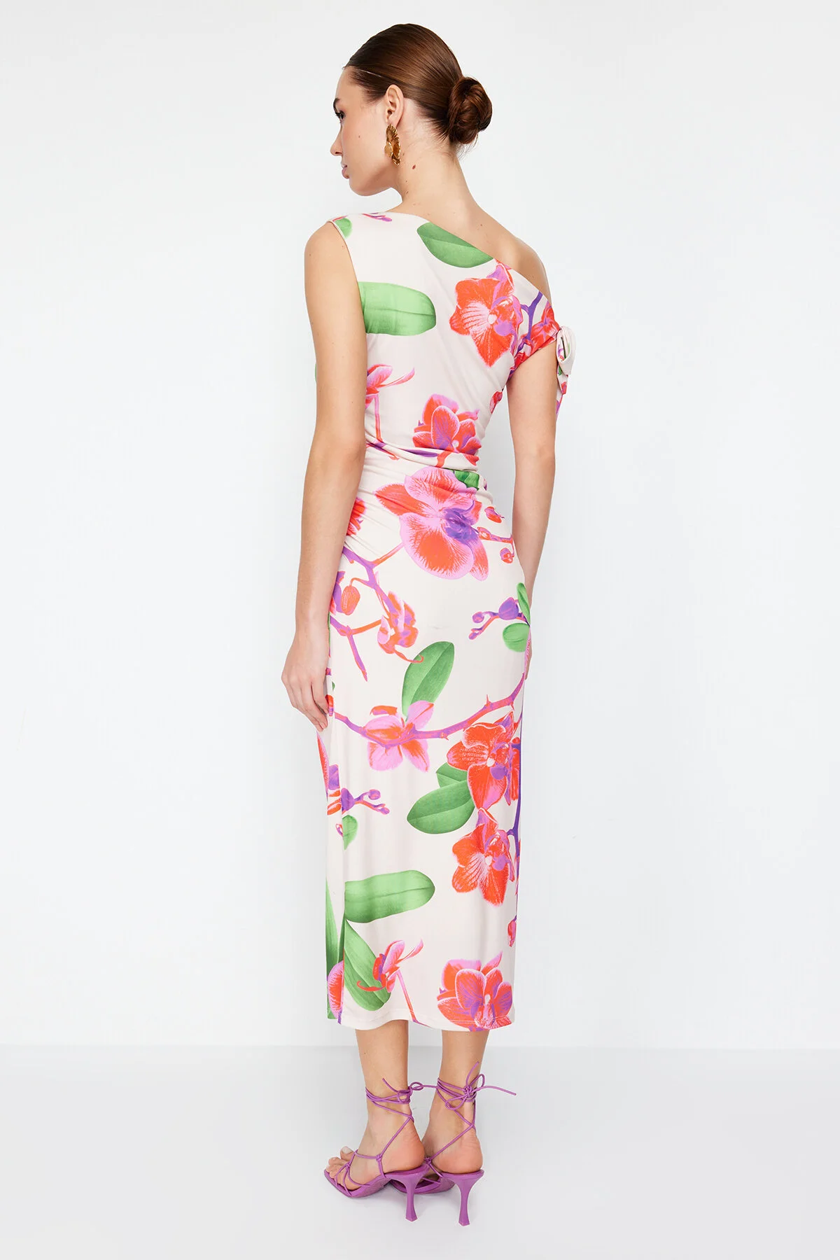 Trendyol Collection  Limited Edition – Mehrfarbiges, dehnbares Maxi-Bleistiftkleid aus Strick mit Blumenmuster TWOSS24EL00563