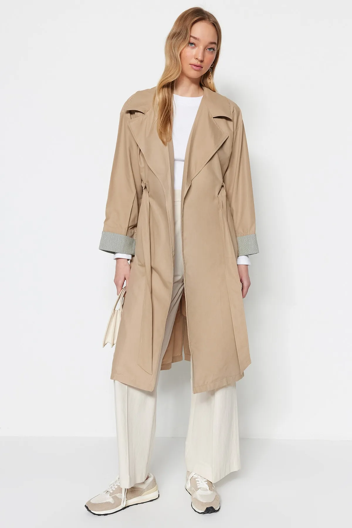 Trendyol Modest  Beiger gewebter Trenchcoat mit Bindedetail in der Taille TCTSS23CL00002